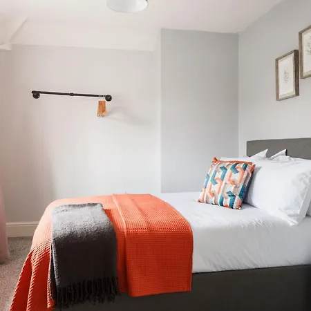 Spacious Luxury 2 Bed With Parking And Garden * ليدز