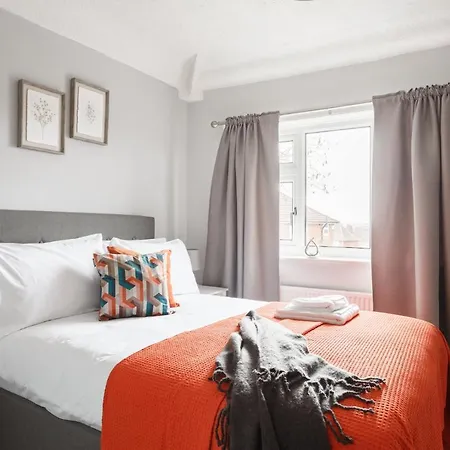 Spacious Luxury 2 Bed With Parking And Garden ليدز