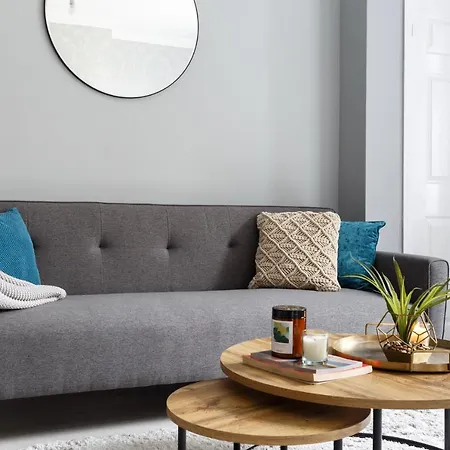 Spacious Luxury 2 Bed With Parking And Garden بيت للعطل *