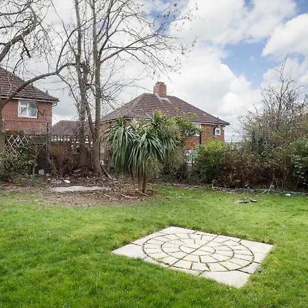 Spacious Luxury 2 Bed With Parking And Garden