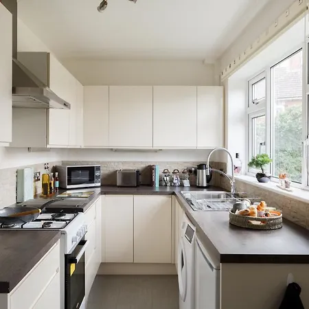Spacious Luxury 2 Bed With Parking And Garden